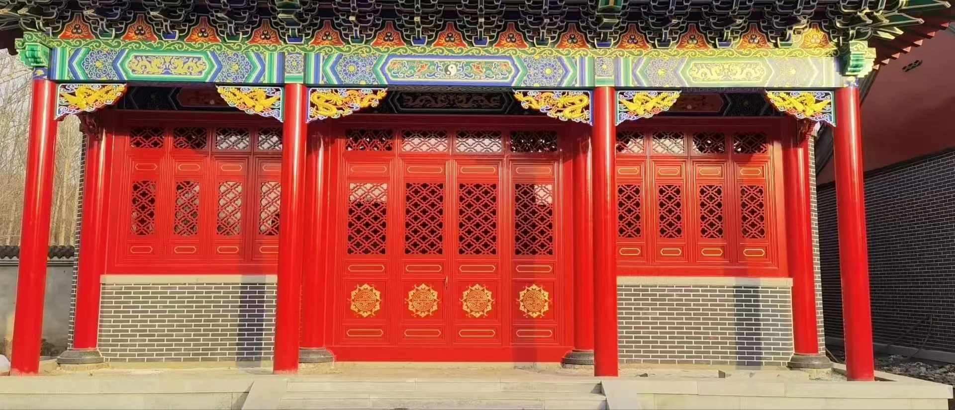 欧朗德工程资料中的中式建筑门窗,朱红门扇与传统建筑细节